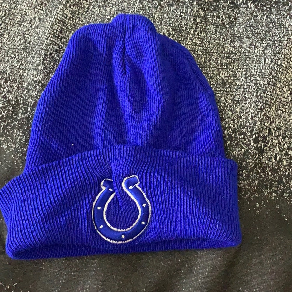 blue hat.